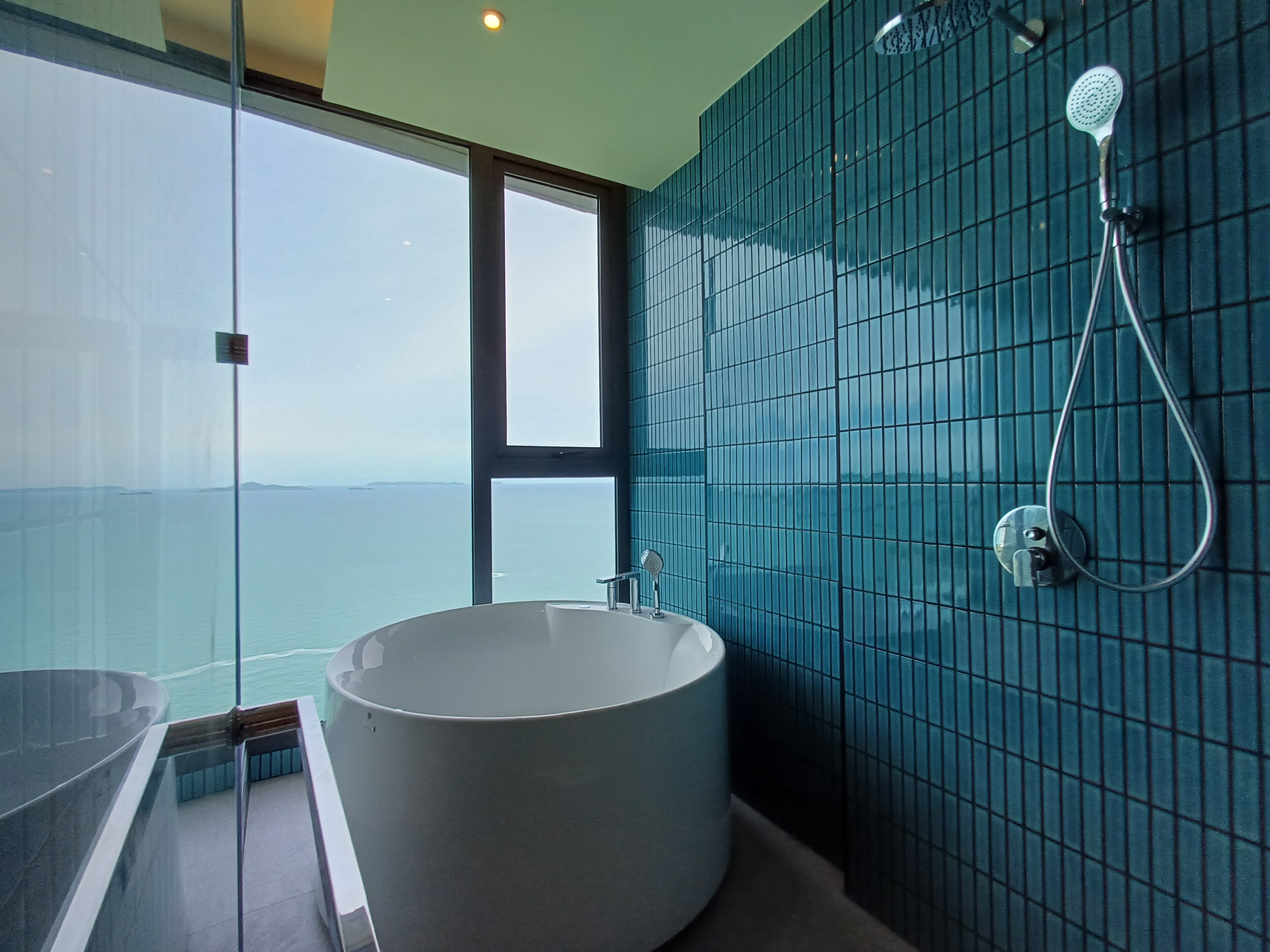 Stunning Beachfront Sea View 1 Bedroom 1 Bathroom with Jacuzzi for Sale in Arom Wongamat photo 17