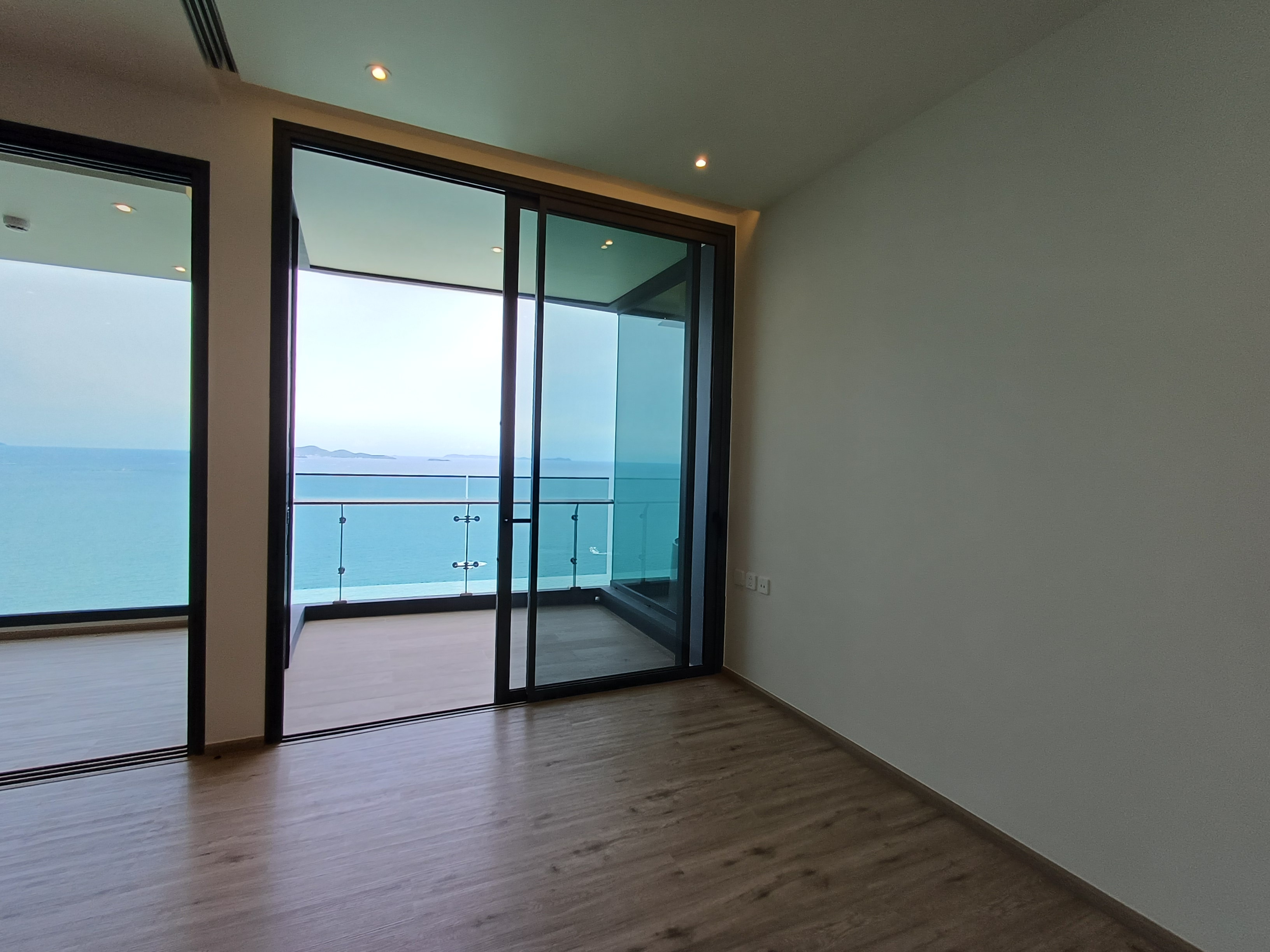 Stunning Beachfront Sea View 1 Bedroom 1 Bathroom with Jacuzzi for Sale in Arom Wongamat photo 15