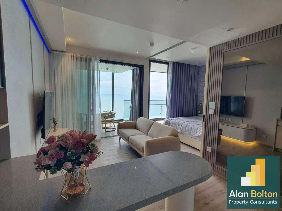Stunning Beachfront Sea View 1 Bedroom 1 Bathroom with Jacuzzi for Sale in Arom Wongamat photo 4