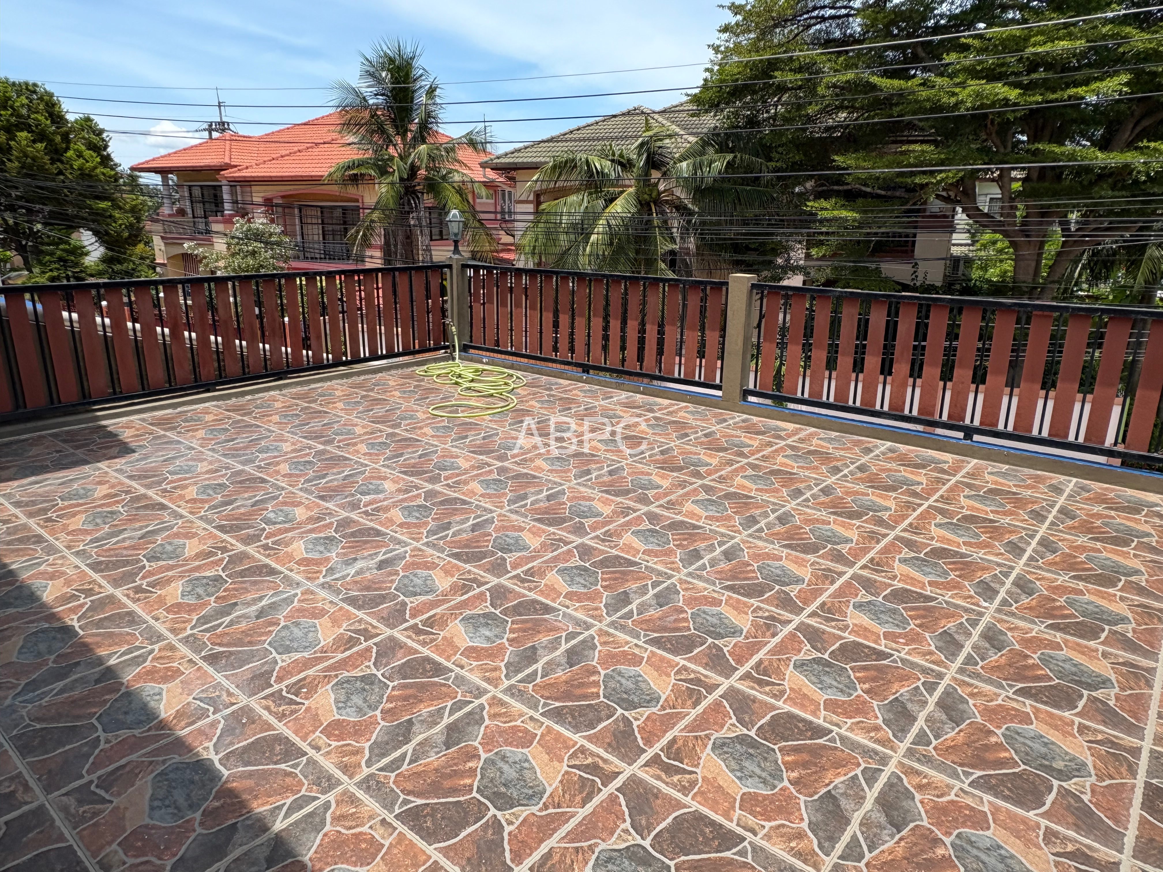 Spacious family home photo 11