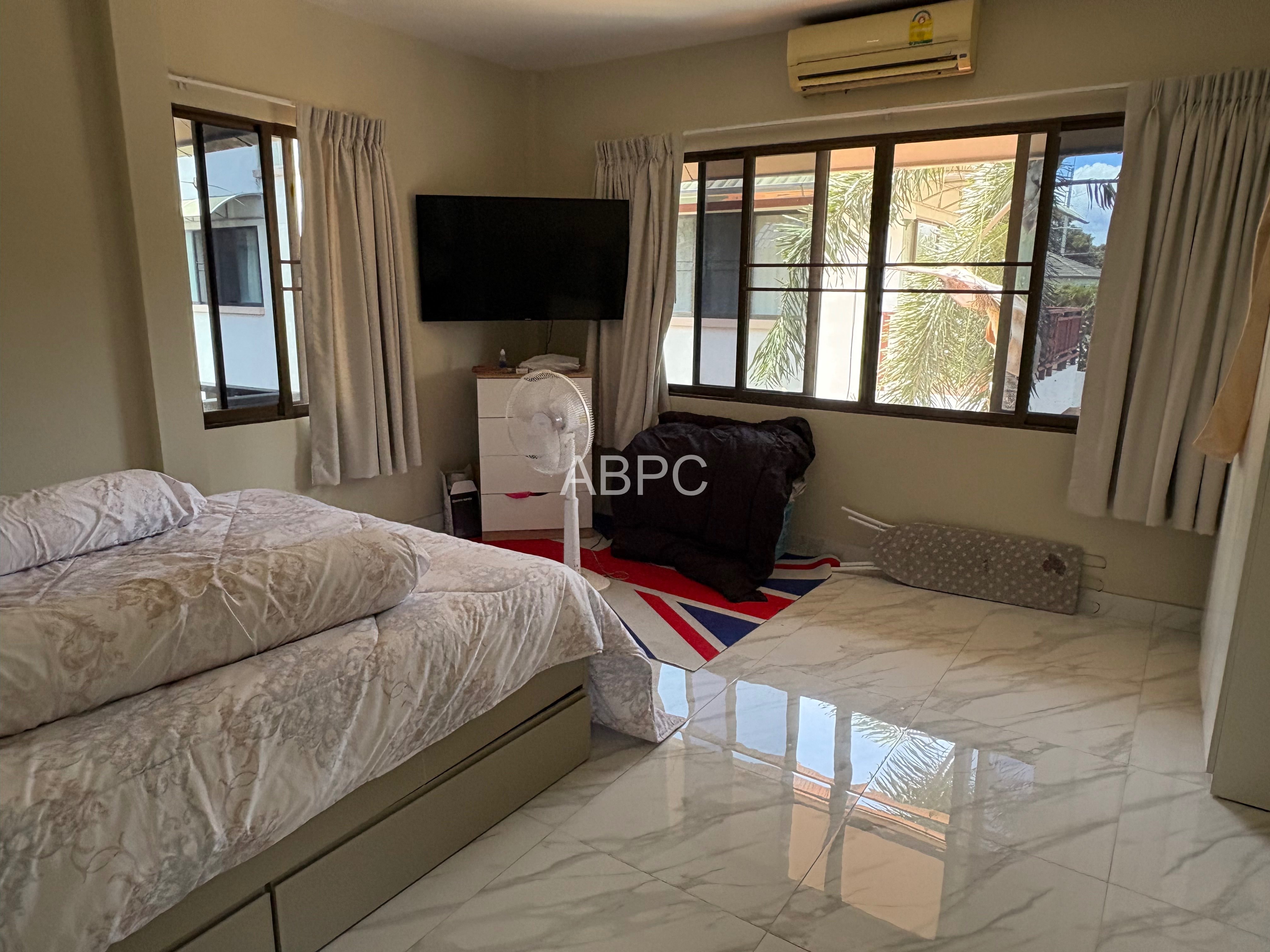 Spacious family home photo 8