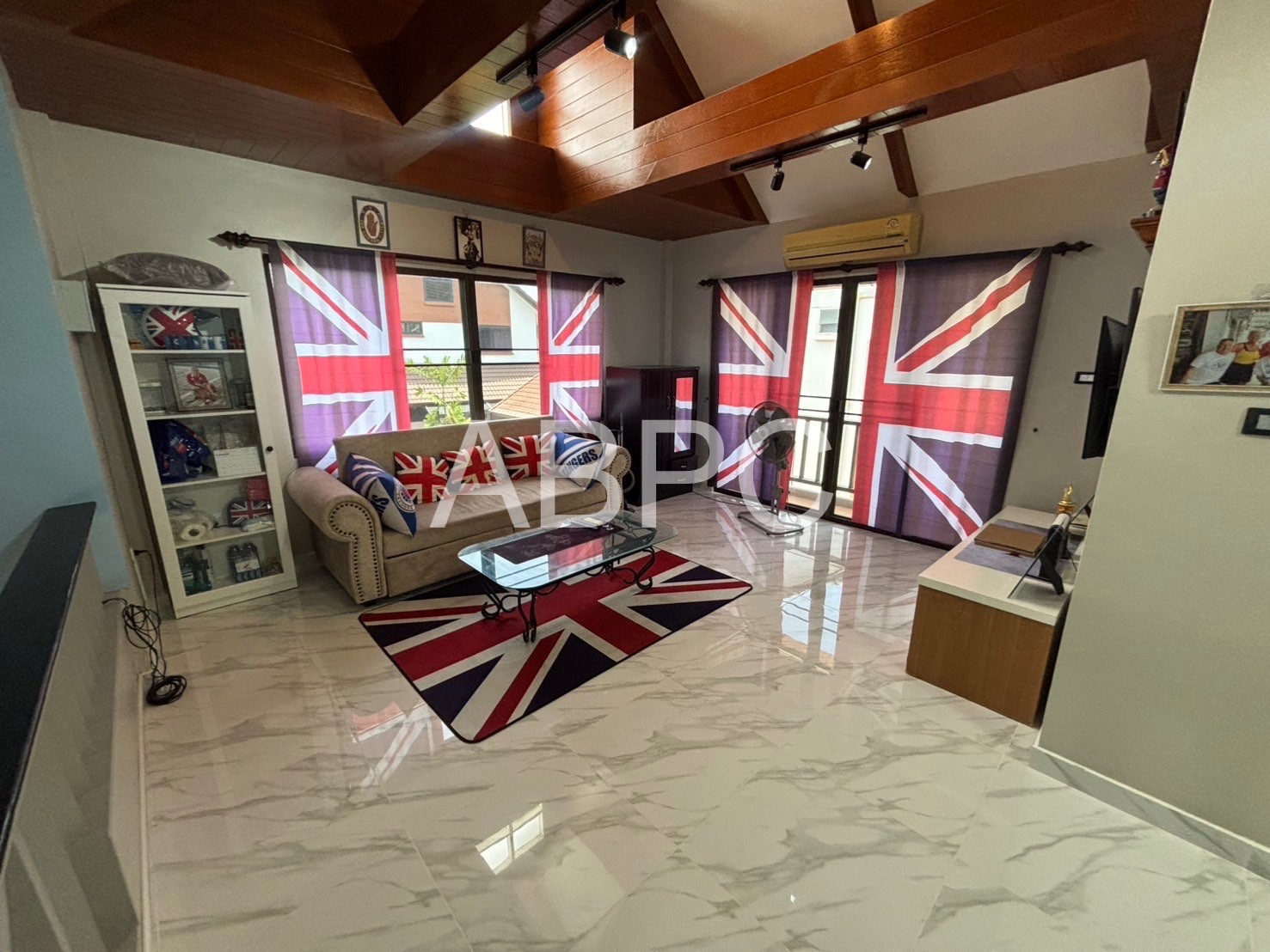 Spacious family home photo 6