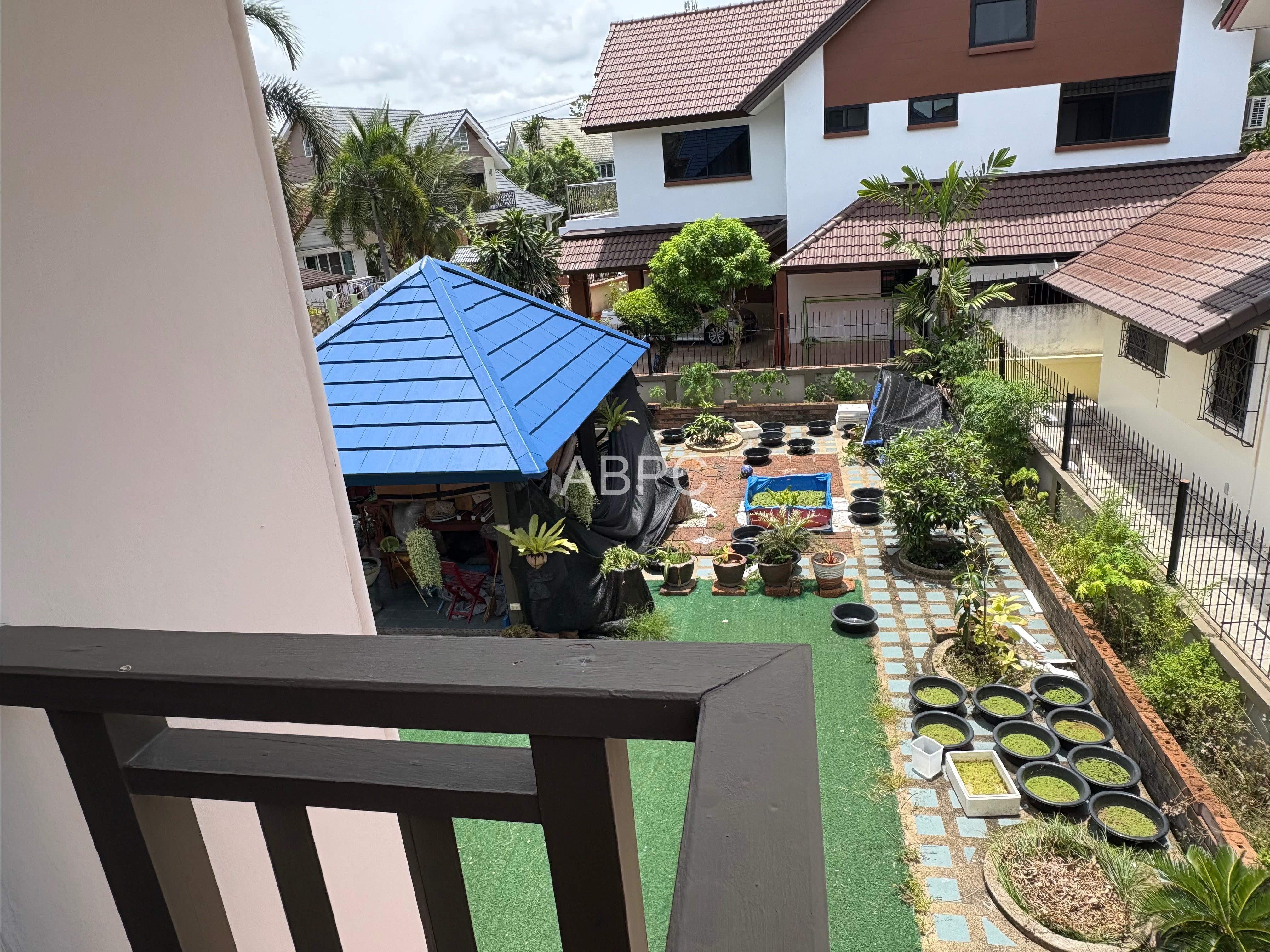 Spacious family home photo 10