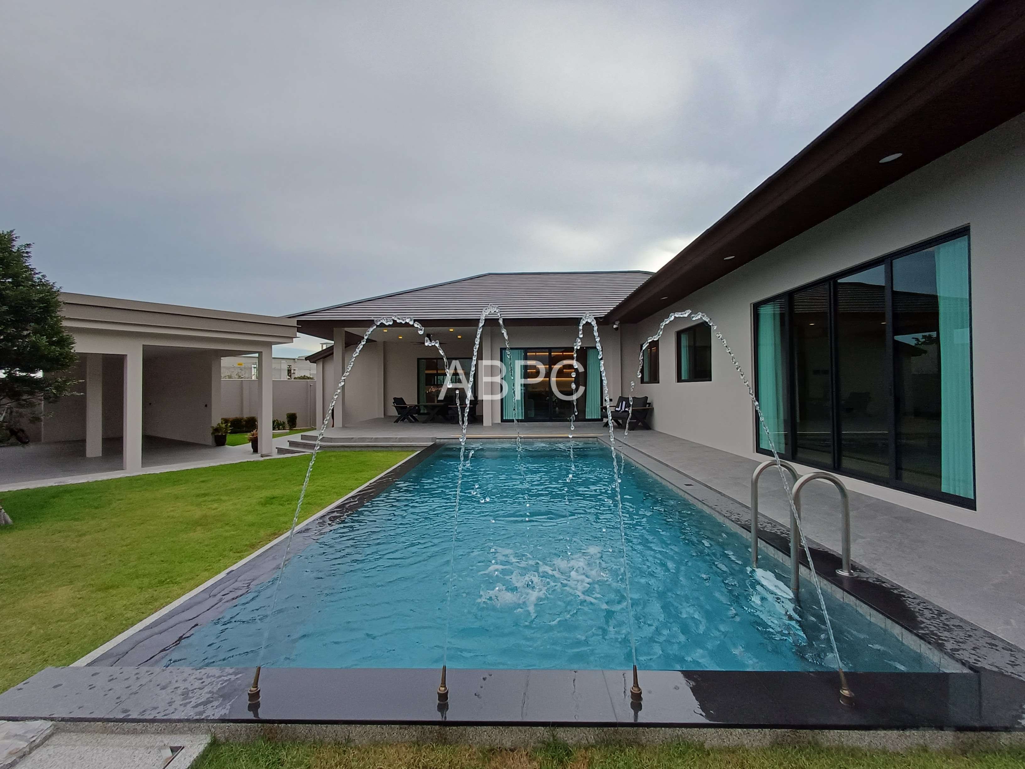 Brand New Modern Style Pool Villa 4 Bedrooms 5 bathrooms in Mabprachan