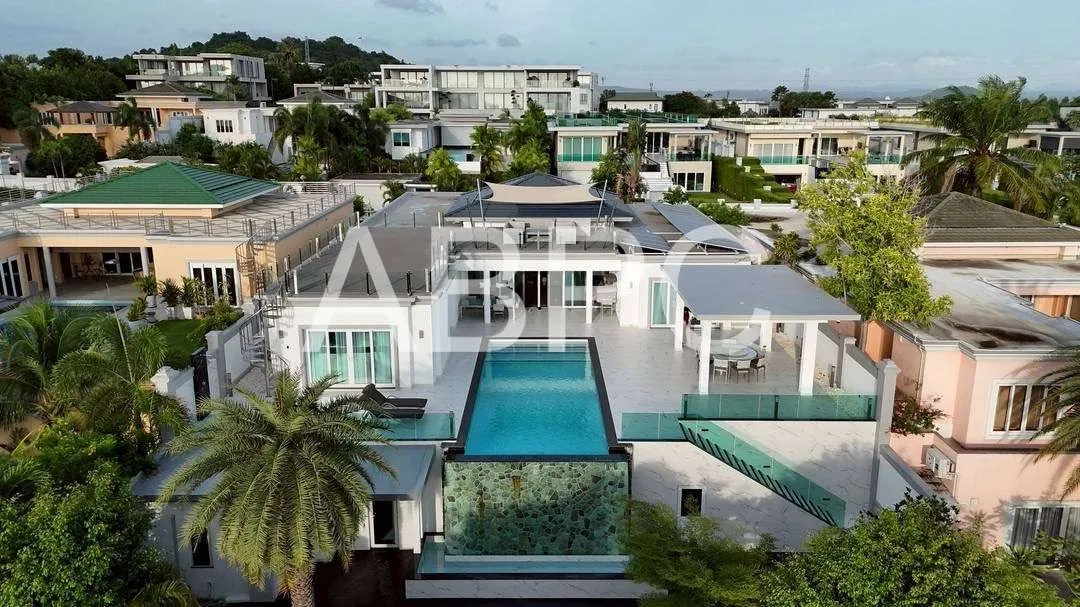 Luxury Pool Villa 4 Bedrooms 5 Bathrooms in Siam Royal Pattya