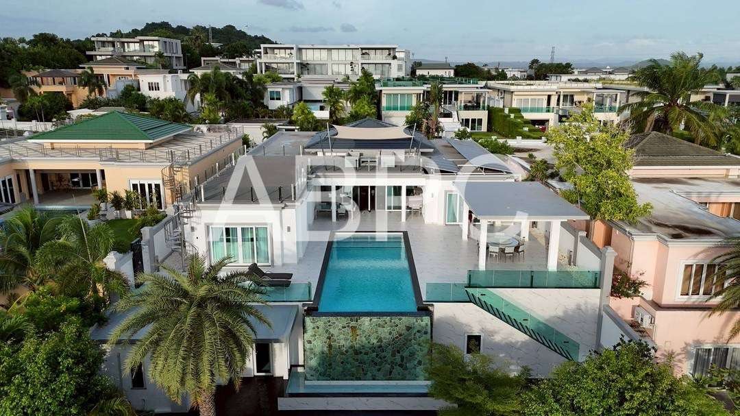 Luxury Pool Villa 4 Bedrooms 5 Bathrooms in Siam Royal Pattya