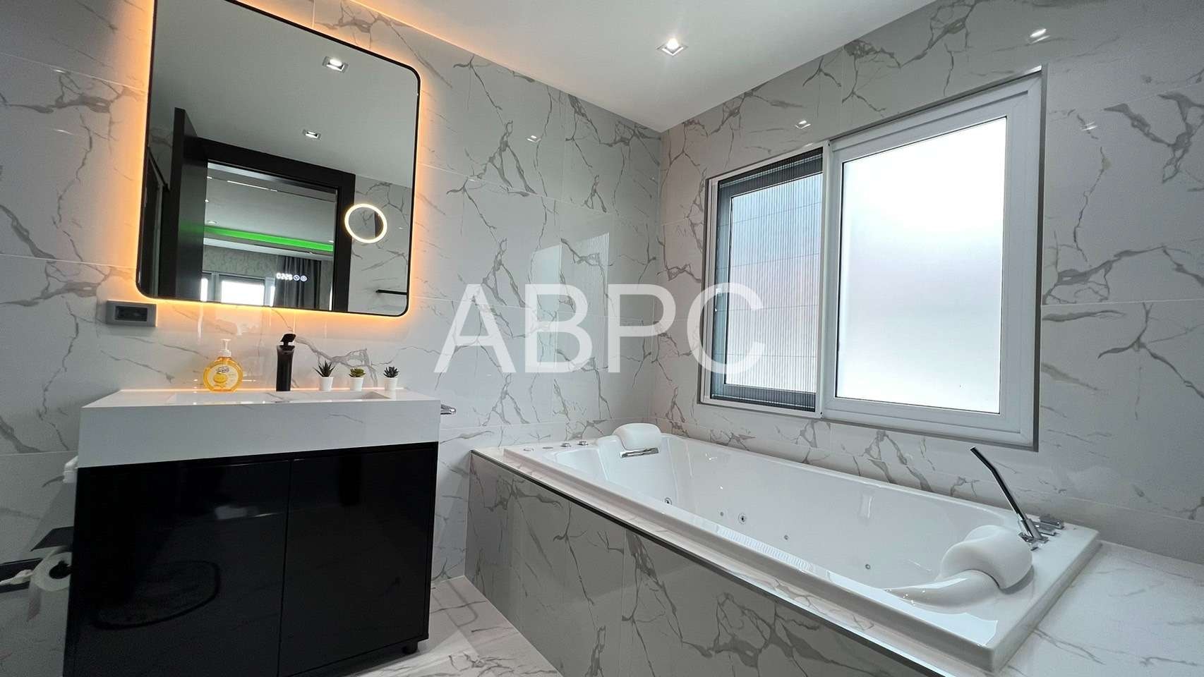 Luxury Pool Villa 4 Bedrooms 5 Bathrooms in Siam Royal Pattya photo 8