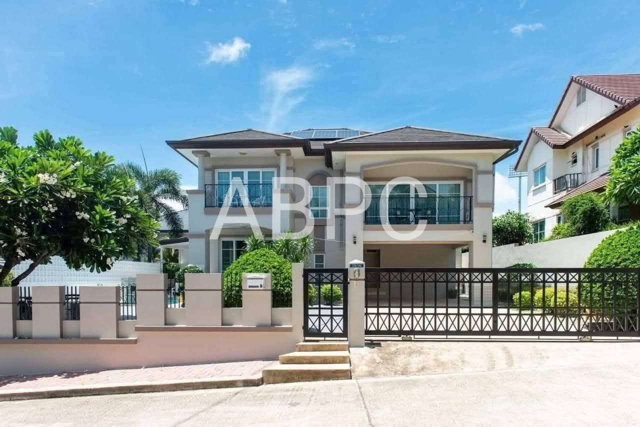 Spacious Pool Villa 4 bedrooms 3 bathrooms in East Pattaya for Sale