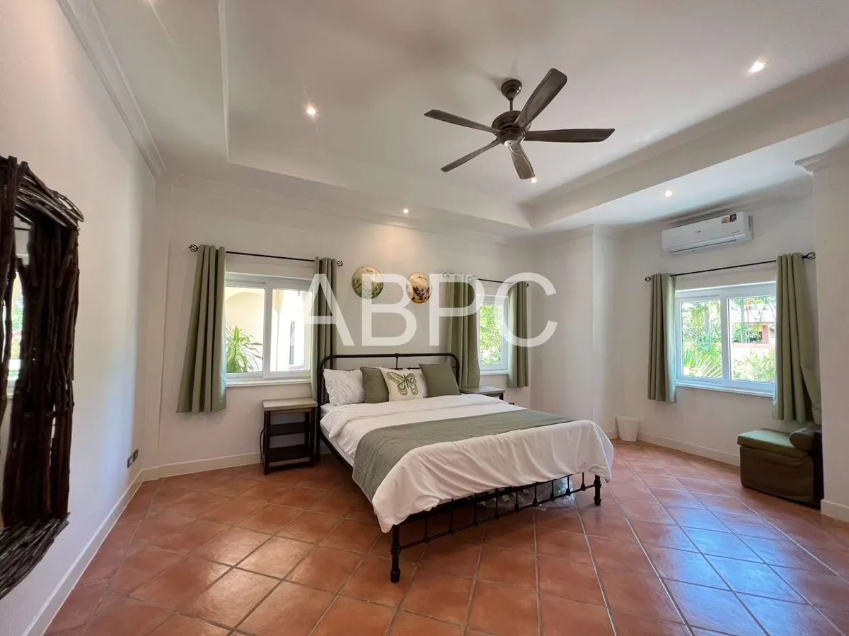 Five Bedroom Six Bathroom Pool Villa On Over One Rai of Land photo 16