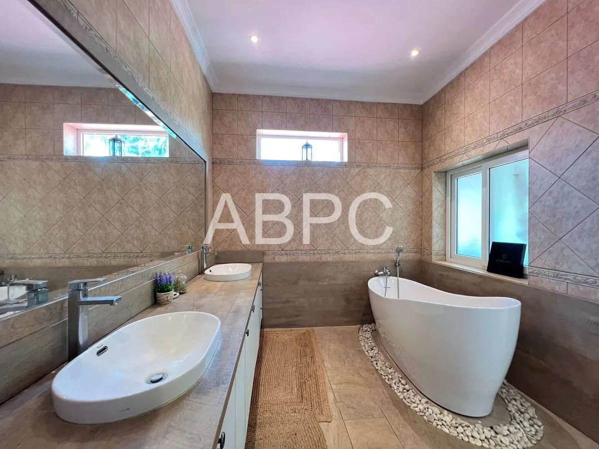 Five Bedroom Six Bathroom Pool Villa On Over One Rai of Land photo 24
