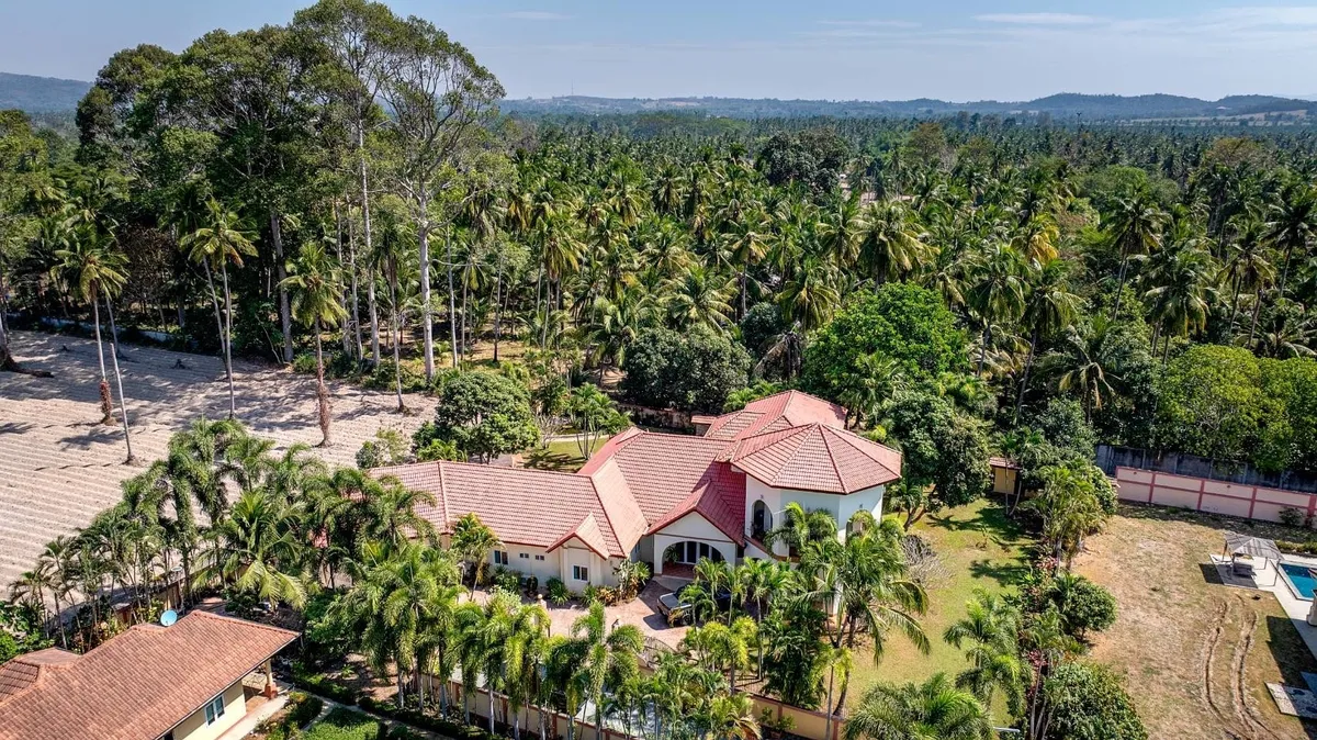 Five Bedroom Six Bathroom Pool Villa On Over One Rai of Land photo 38