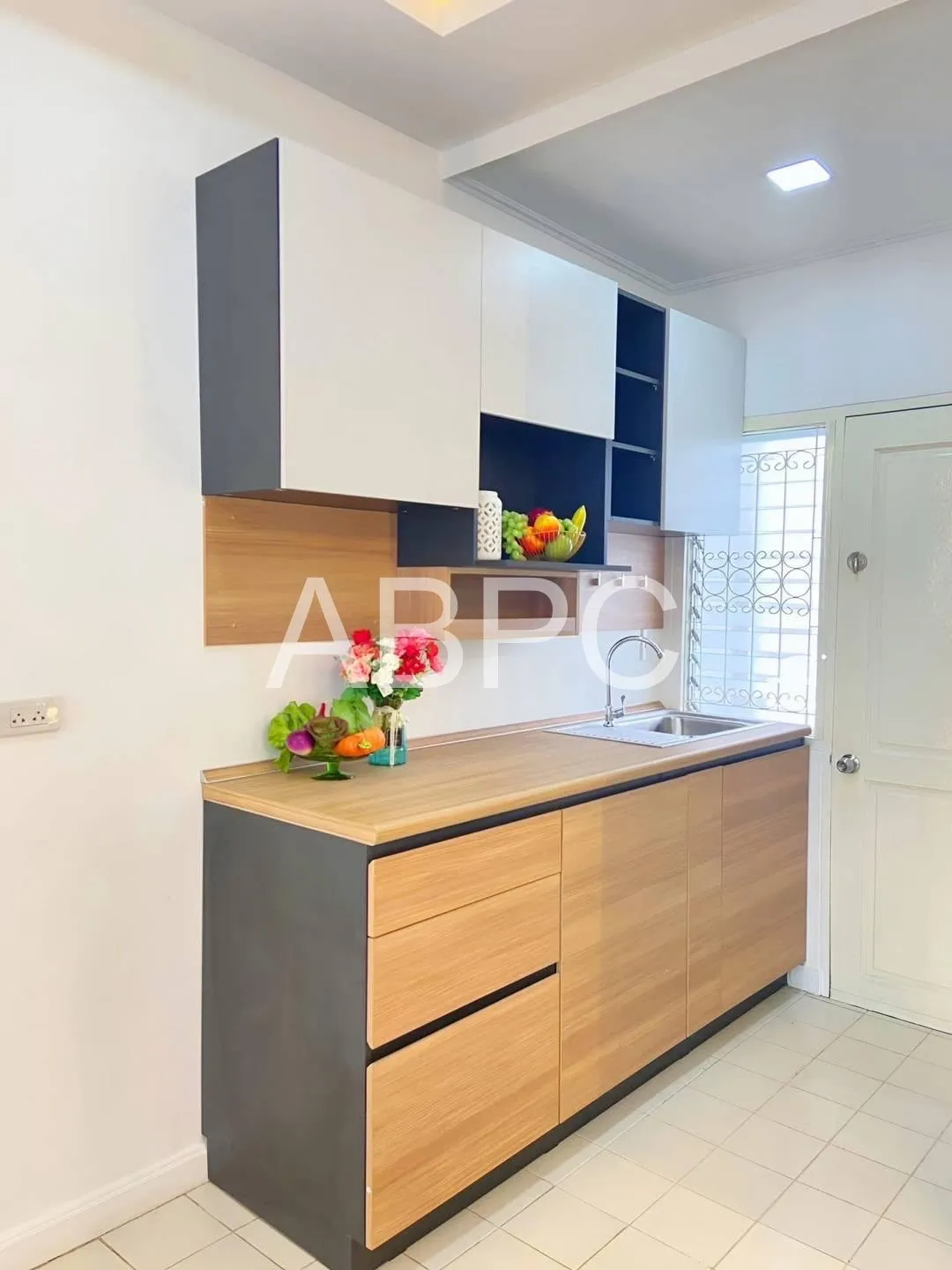 Stunning newly renovated studio photo 2
