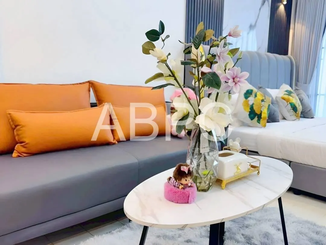 Stunning newly renovated studio photo 11