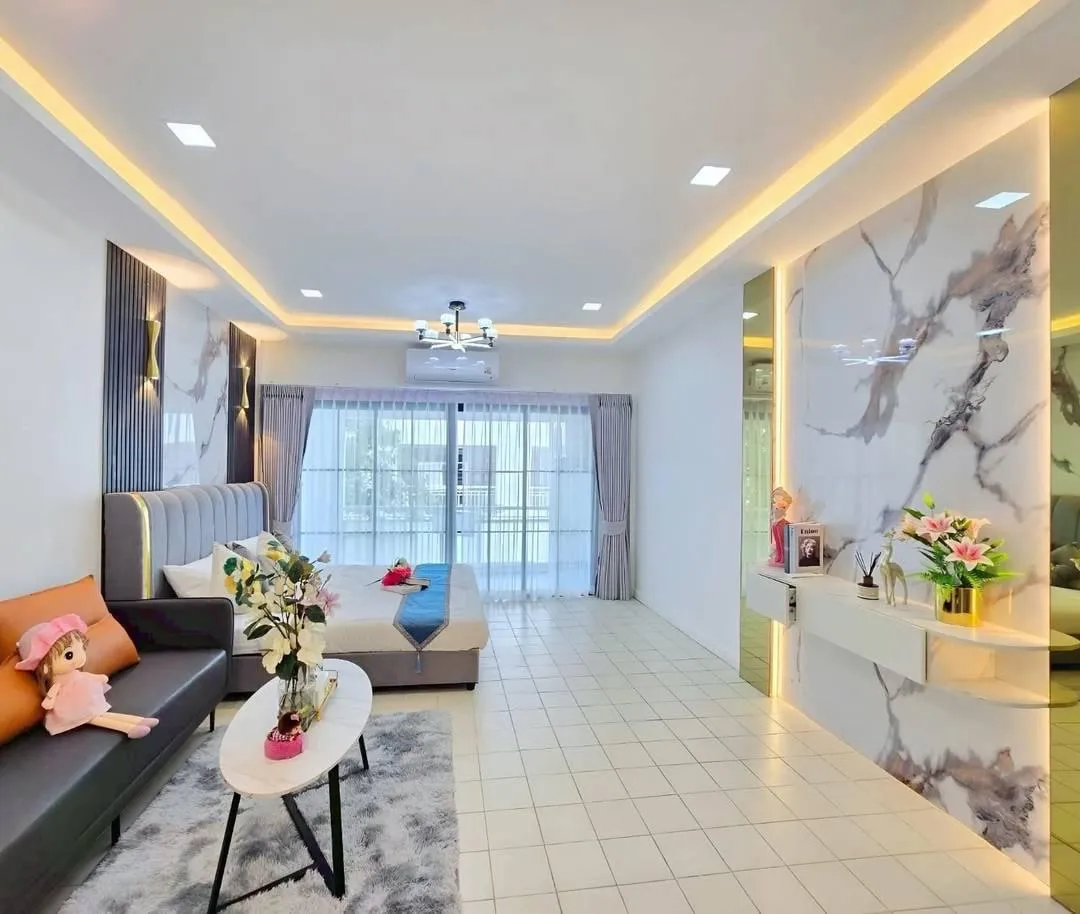 Stunning newly renovated studio photo 15