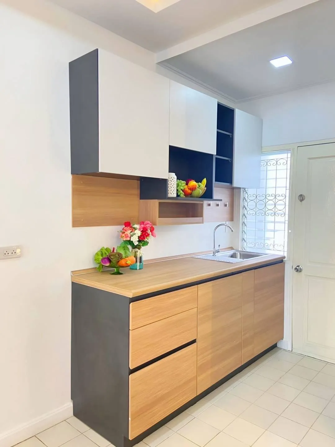 Stunning newly renovated studio photo 18