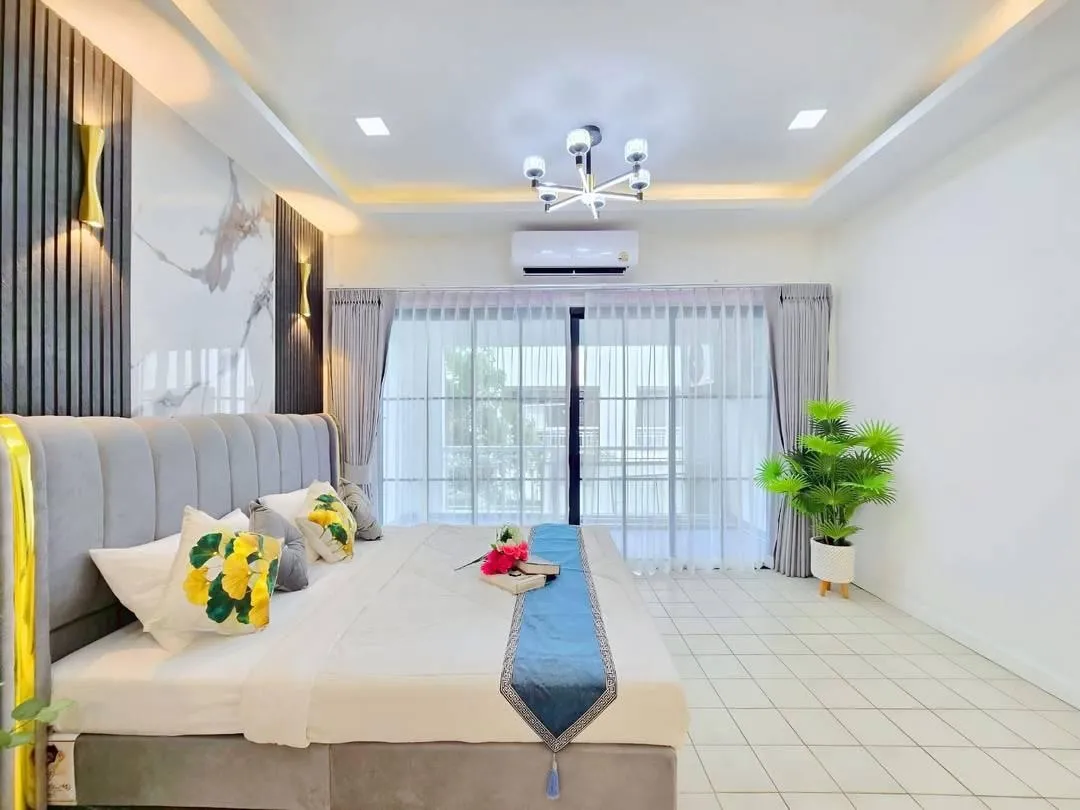 Stunning newly renovated studio photo 20