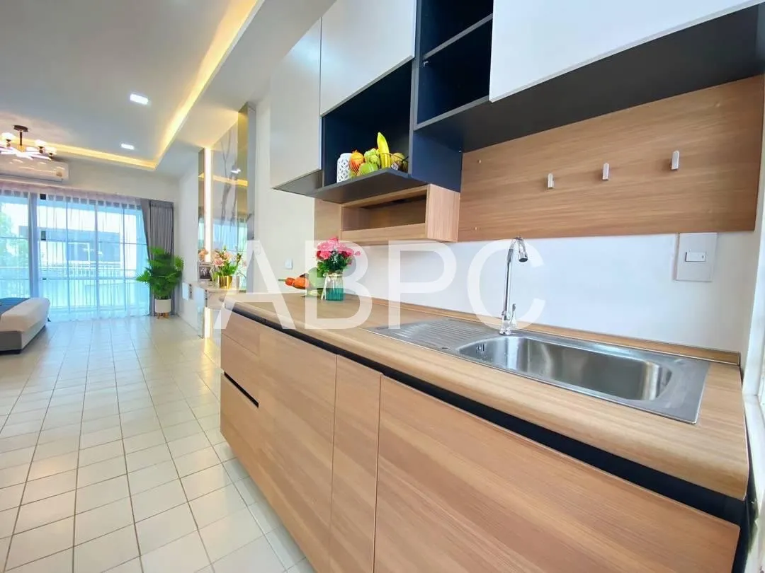 Stunning newly renovated studio photo 3