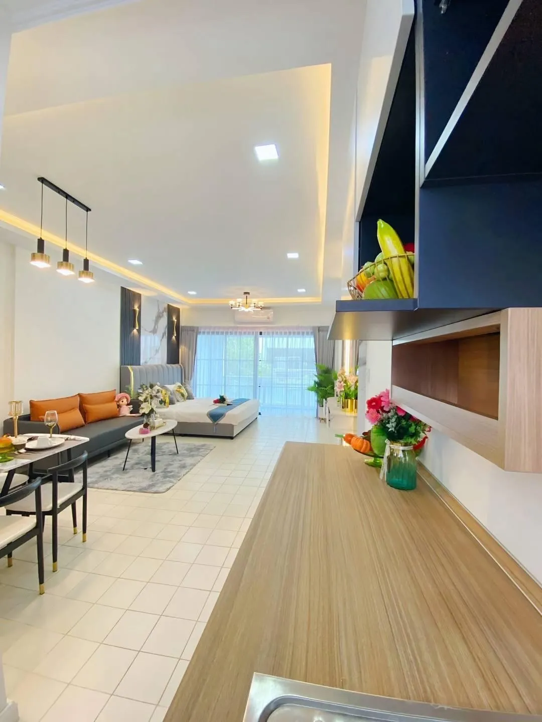 Stunning newly renovated studio photo 22
