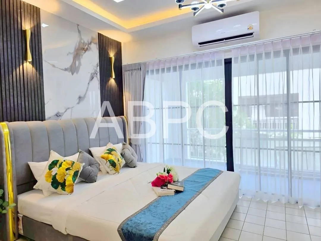Stunning newly renovated studio photo 4