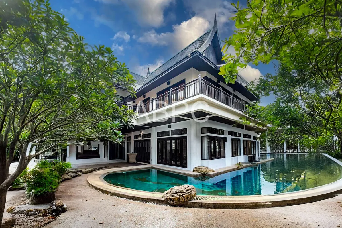 Thai Bali Style Pool Villa 4 bedrooms 5 bathroom Suitable for Business near Jomtien Beach for Sale/Rent
