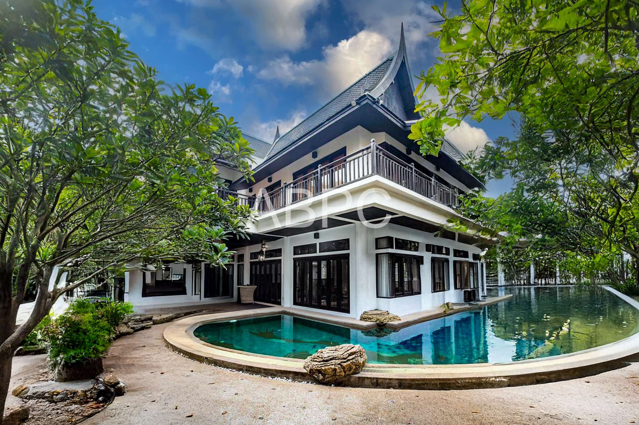Thai Bali Style Pool Villa 4 bedrooms 5 bathroom Suitable for Business near Jomtien Beach for Sale/Rent