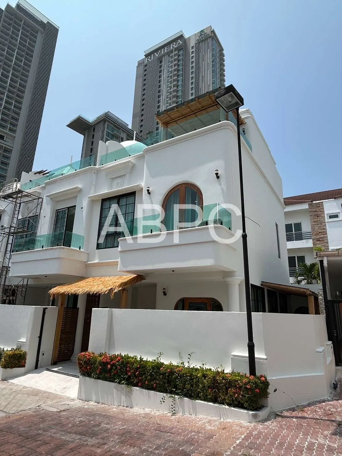 Charming House 2 story 3 bedrooms 4 bathrooms near the beach in Wongamat for Rent