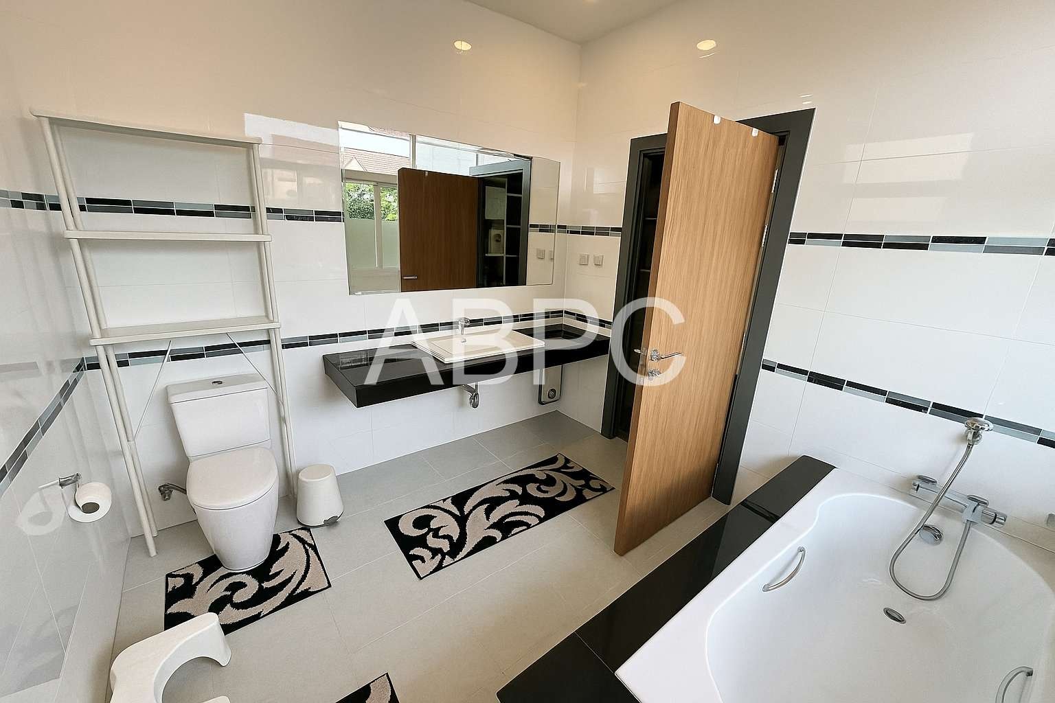 4 Bedroom 3 Bathroom in East Pattaya photo 10