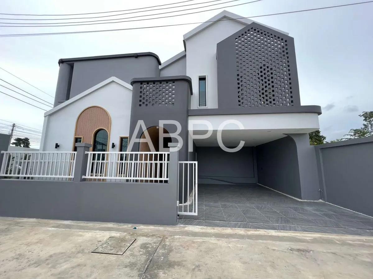 Luxury Pool Villa 5 Bedrooms 5 Bathrooms in Huay Yai photo 2