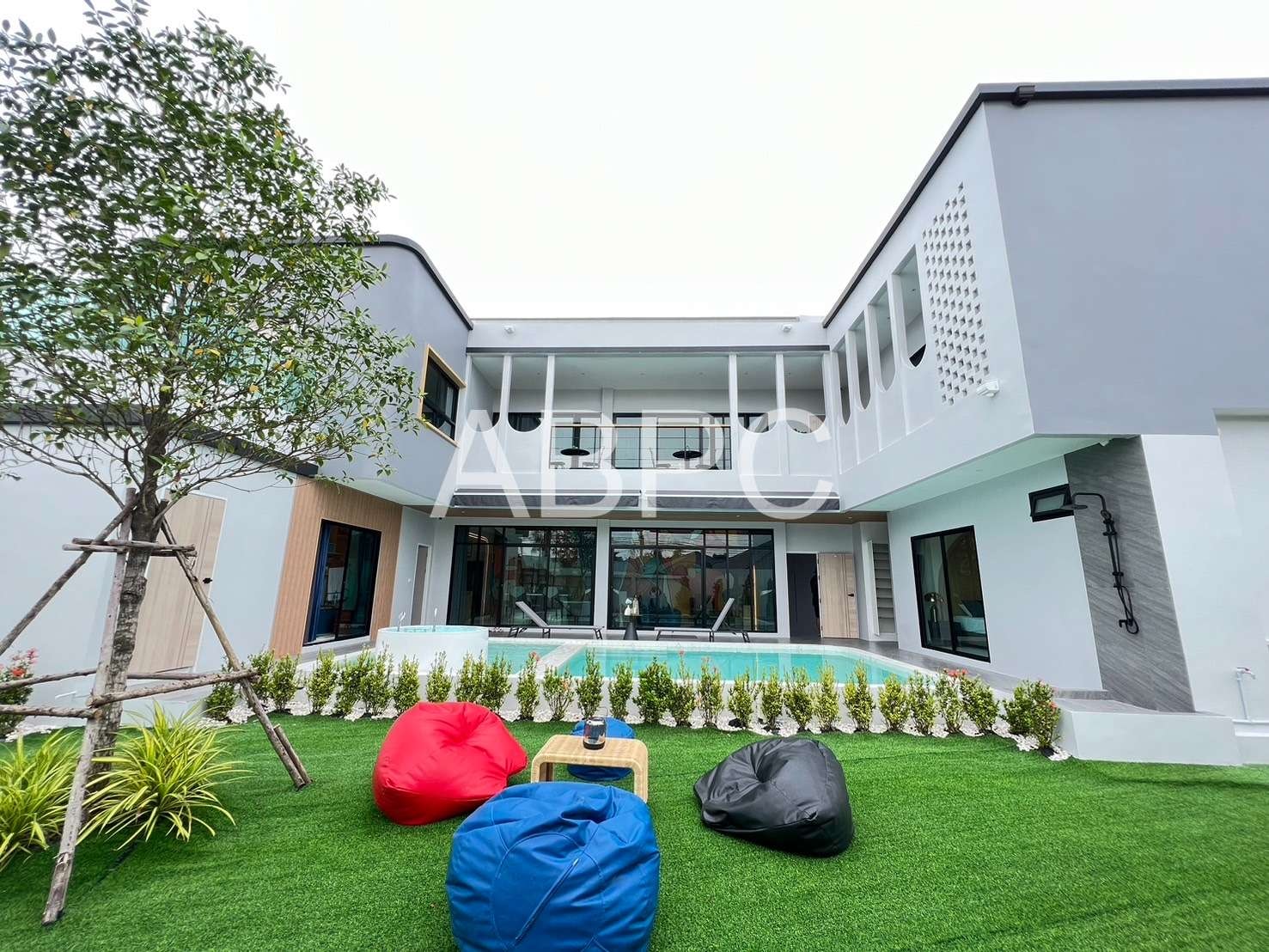 Luxury Pool Villa 5 Bedrooms 5 Bathrooms in Huay Yai