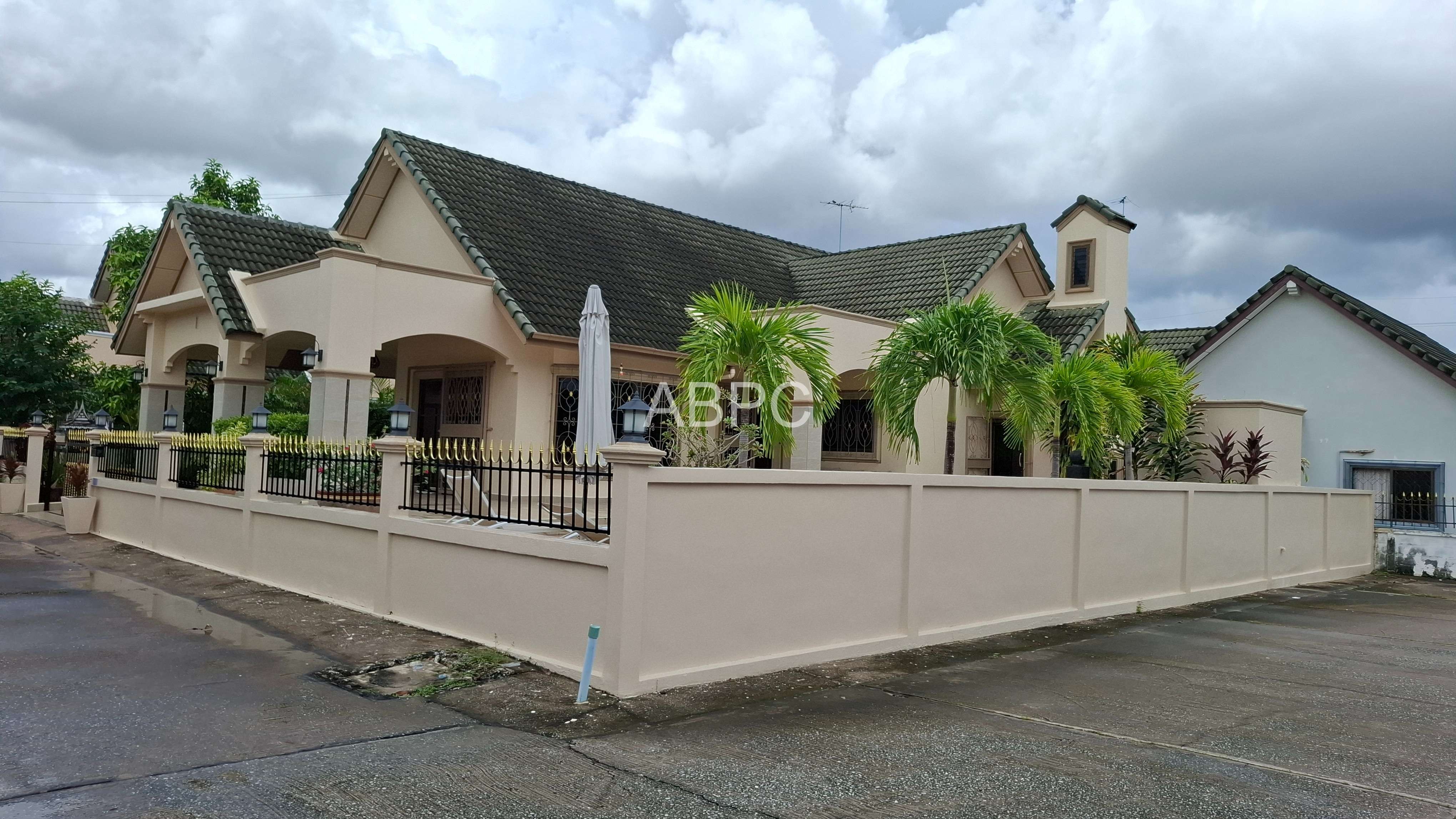 Corner 3-Bedroom Pool Villa by Lake Mabprachan photo 12