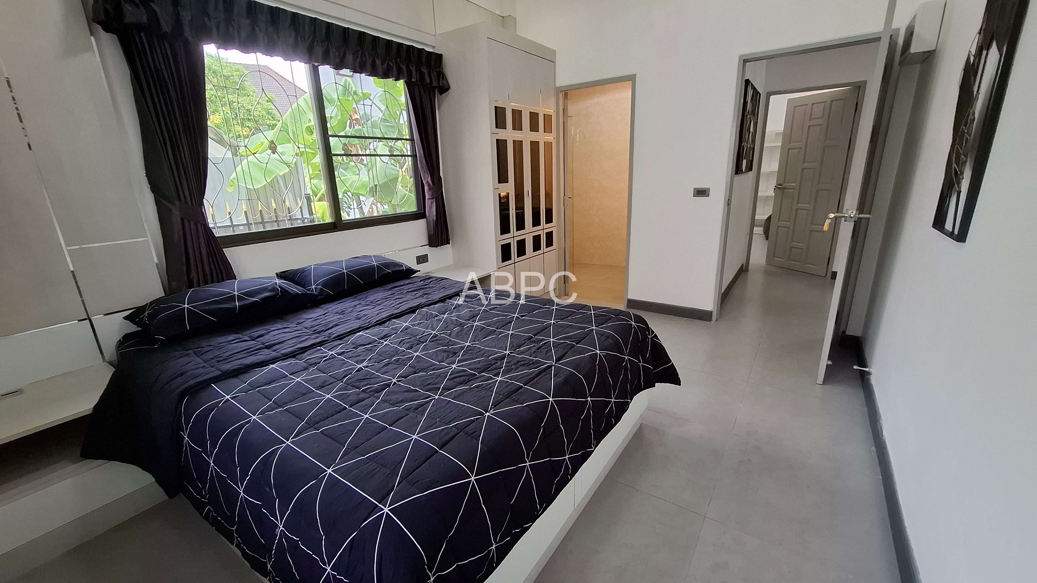 Corner 3-Bedroom Pool Villa by Lake Mabprachan photo 7