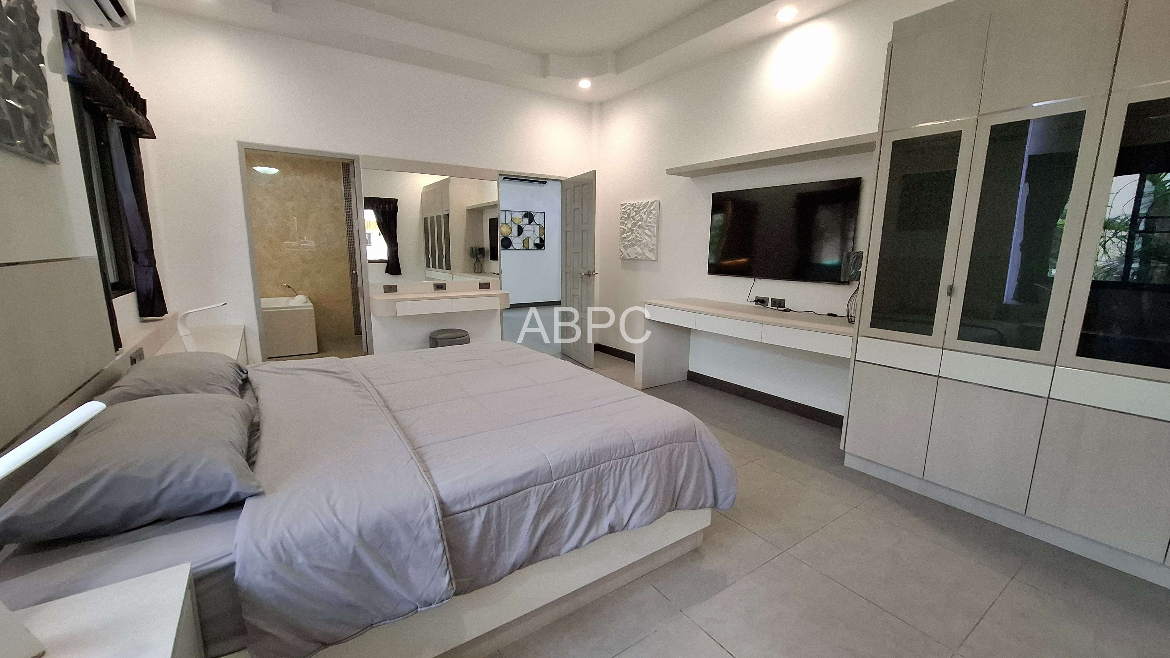 Corner 3-Bedroom Pool Villa by Lake Mabprachan photo 23