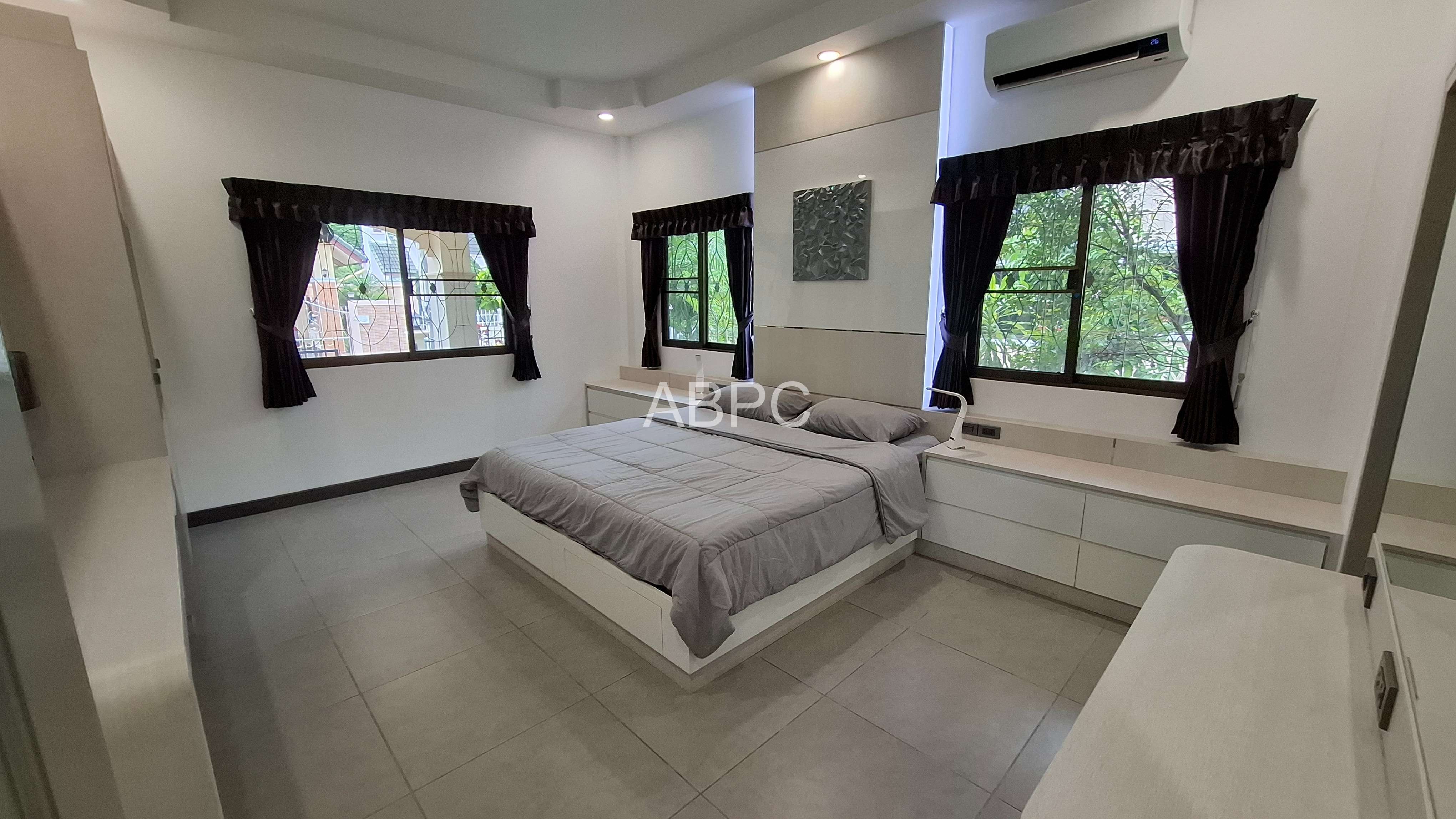 Corner 3-Bedroom Pool Villa by Lake Mabprachan photo 25