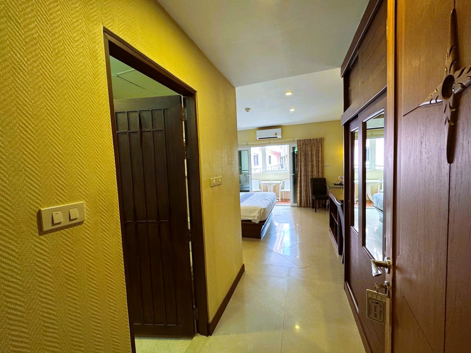 Large Like New Studio Condo In Central Pattaya photo 11