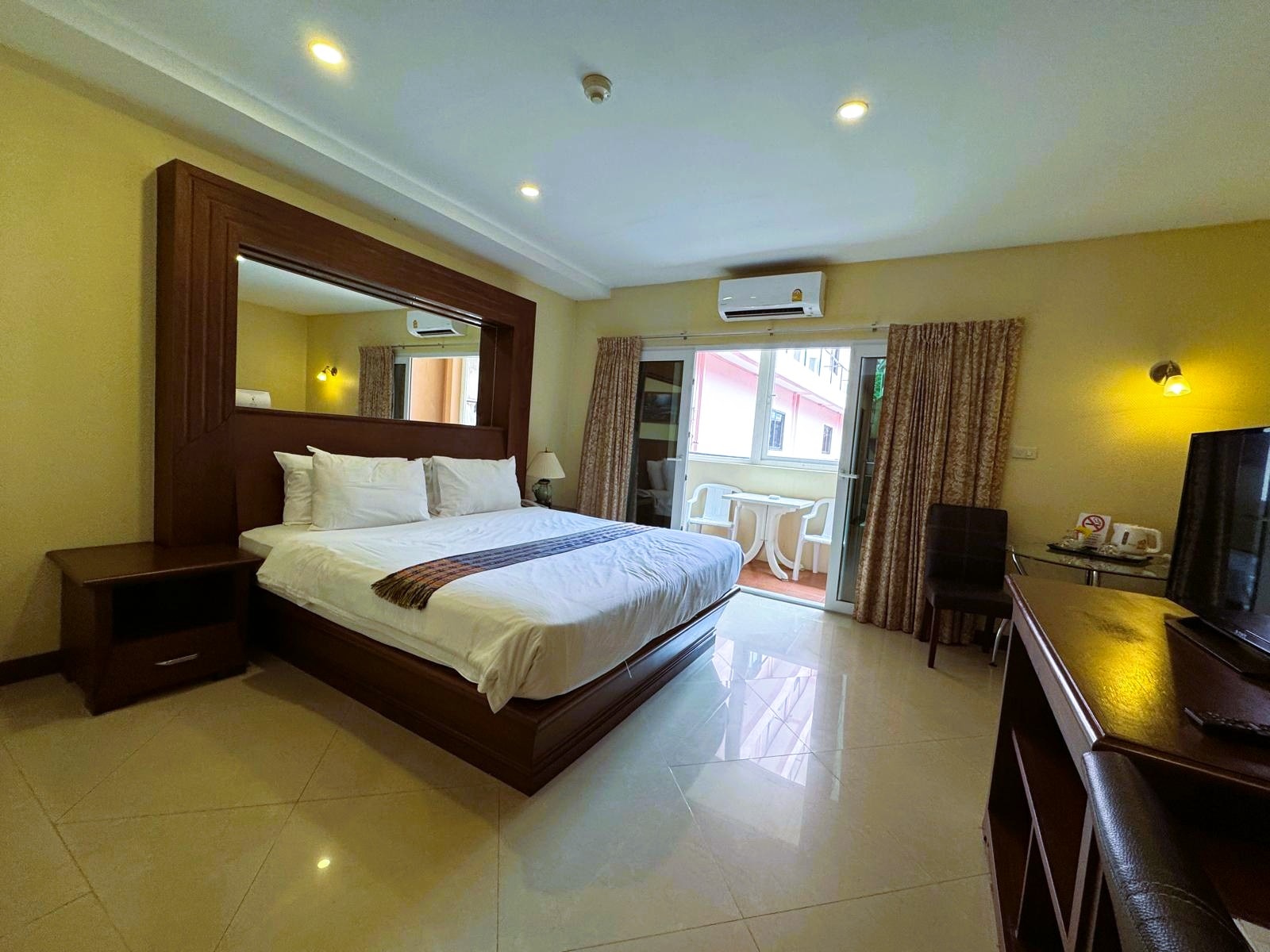 Large Like New Studio Condo In Central Pattaya photo 16