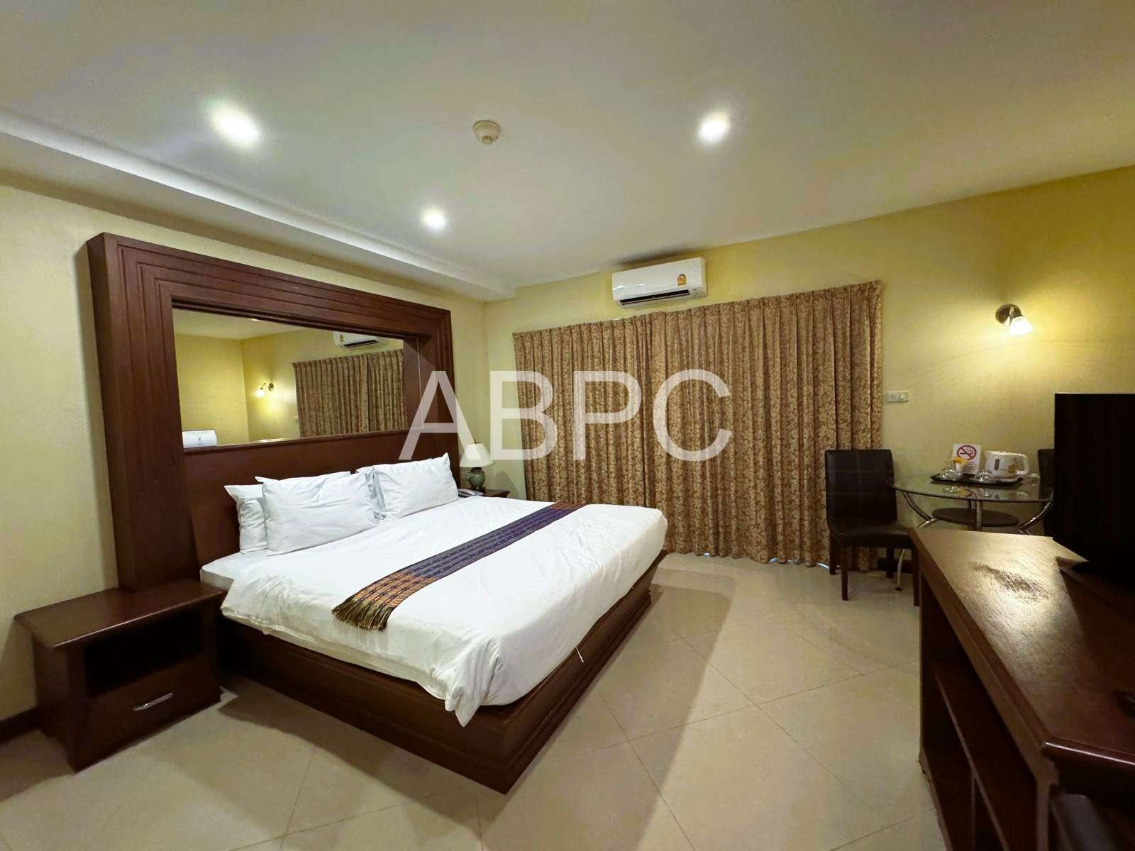 Large Like New Studio Condo In Central Pattaya photo 3