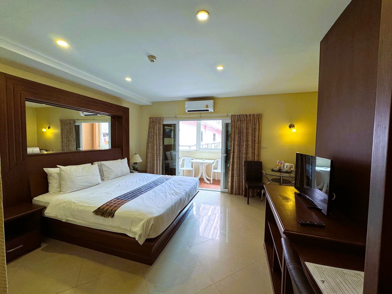 Large Like New Studio Condo In Central Pattaya photo 14