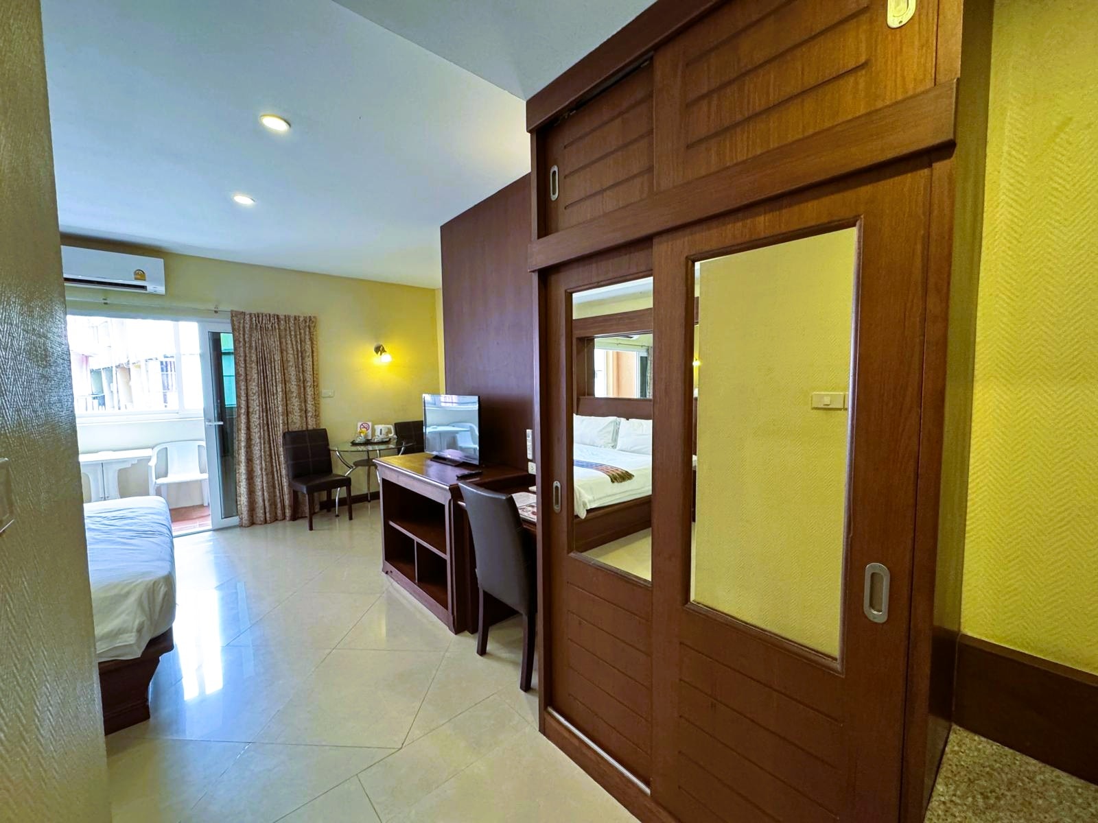 Large Like New Studio Condo In Central Pattaya photo 13