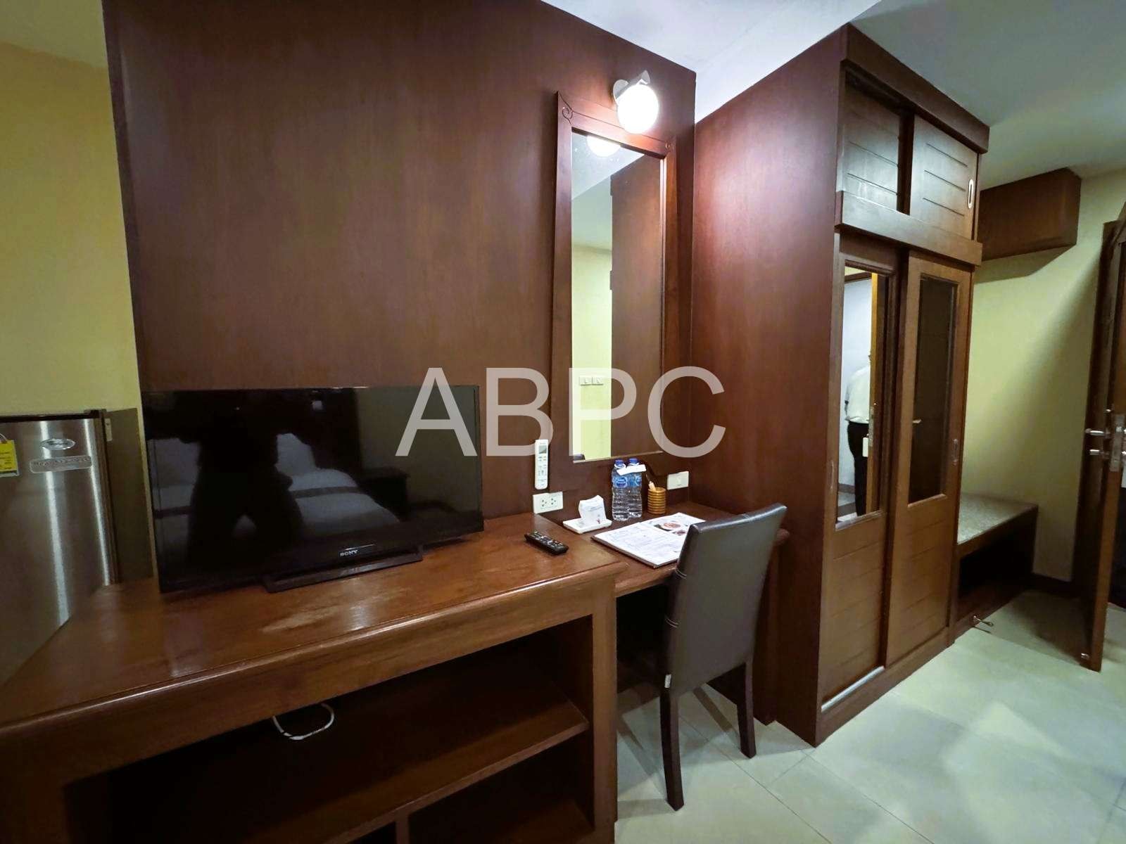 Large Like New Studio Condo In Central Pattaya photo 2