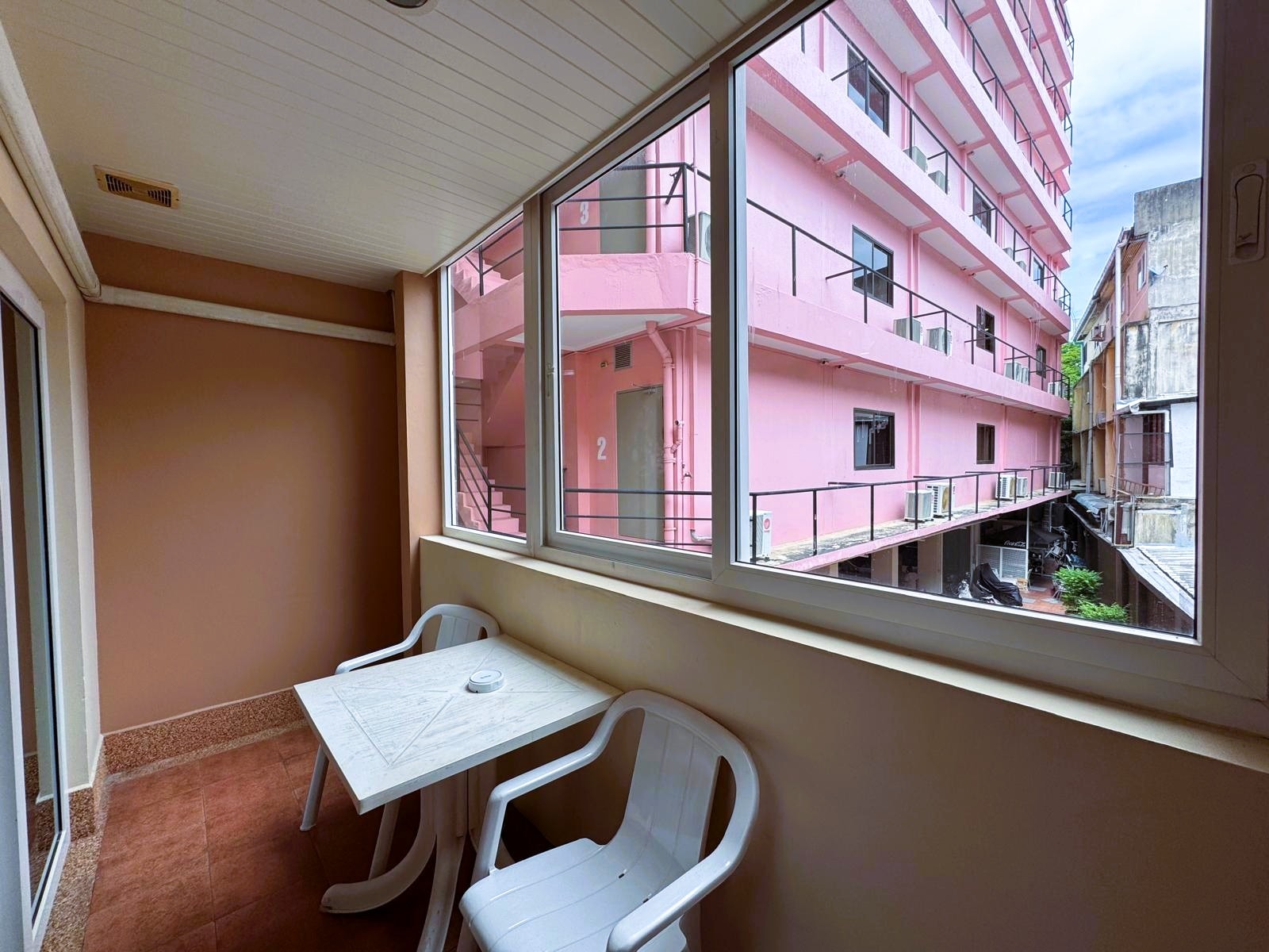 Large Like New Studio Condo In Central Pattaya photo 21