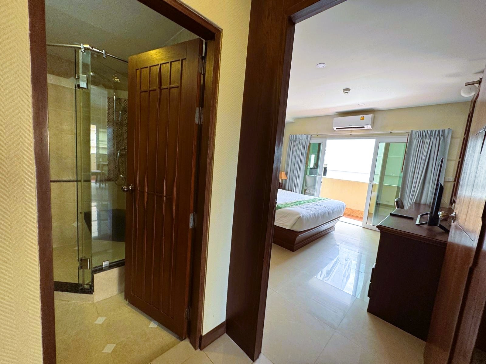 Like New Corner Unit 1 Bed 1 Bath Condo In Central Pattaya photo 25