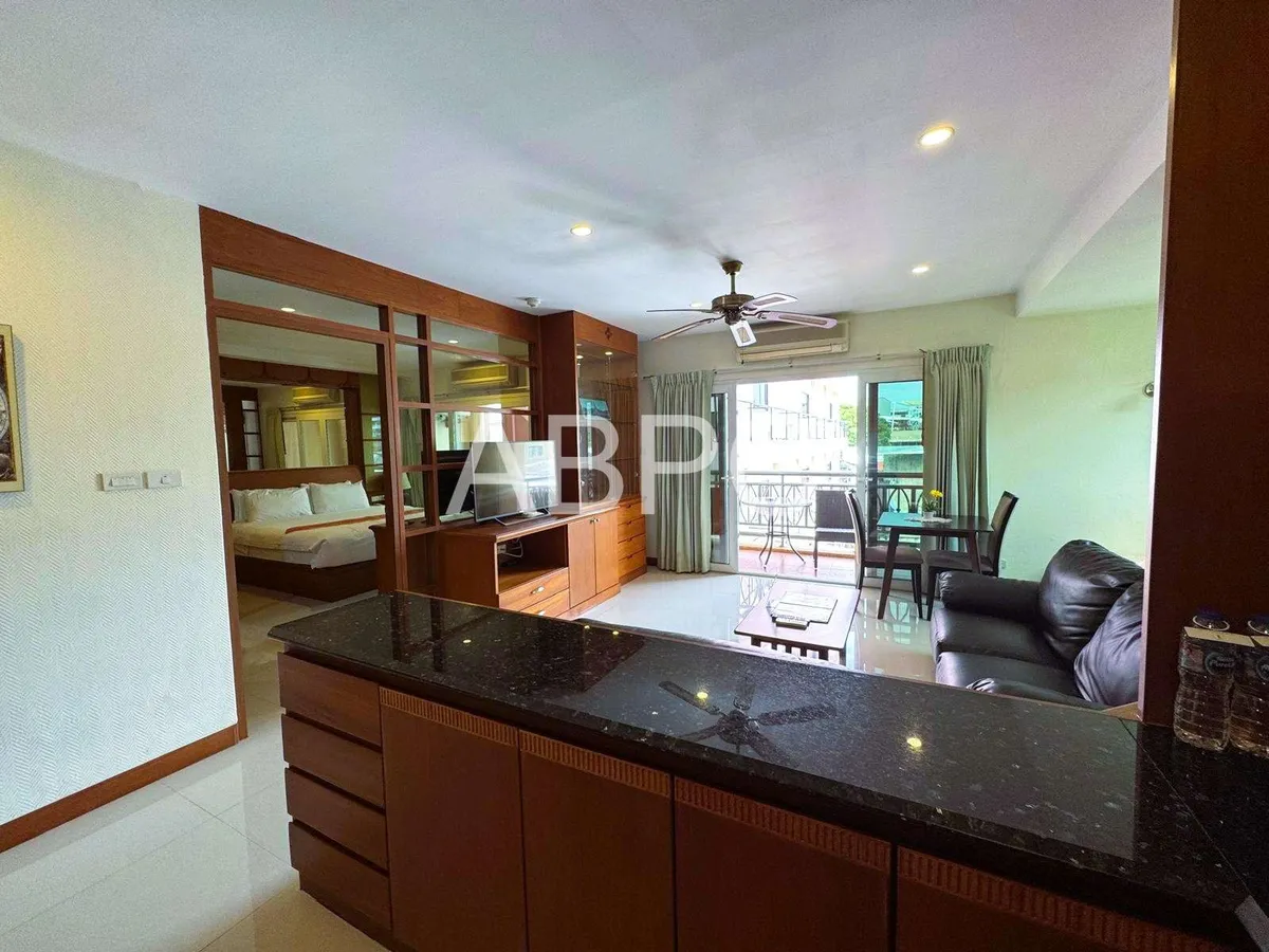 Like New Corner Unit 1 Bed 1 Bath Condo In Central Pattaya photo 5