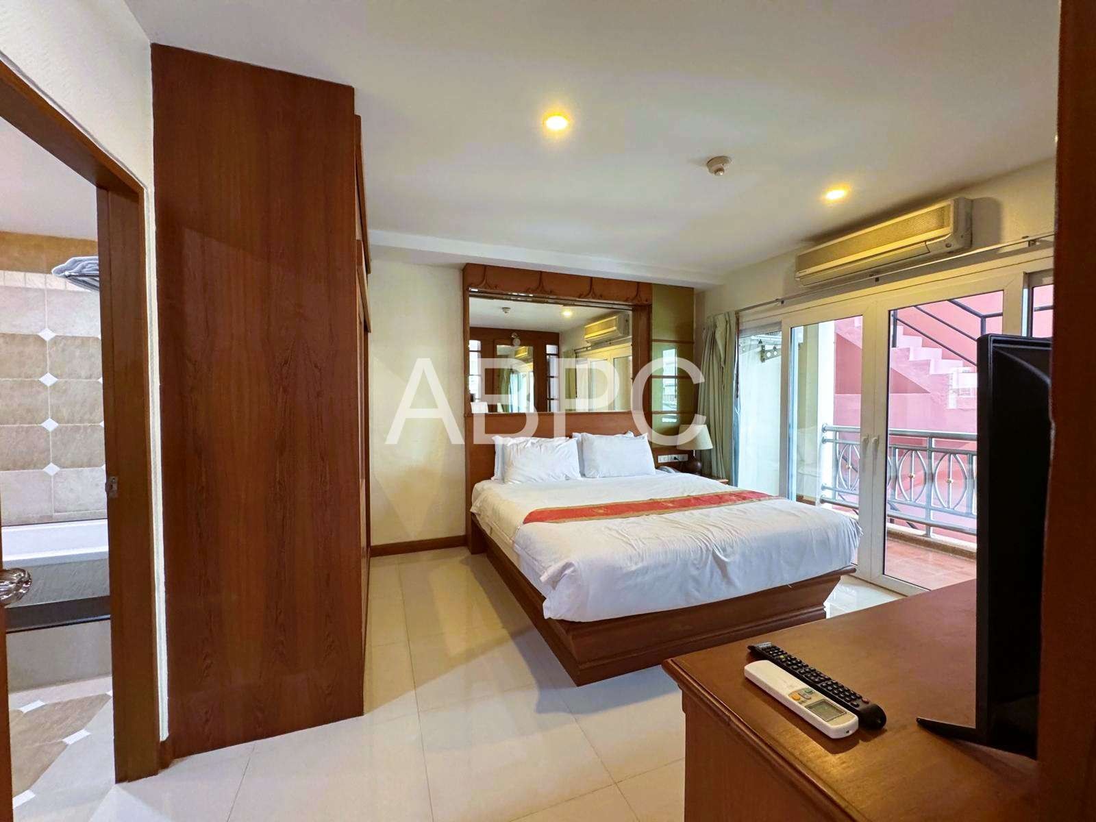 Like New Corner Unit 1 Bed 1 Bath Condo In Central Pattaya photo 2