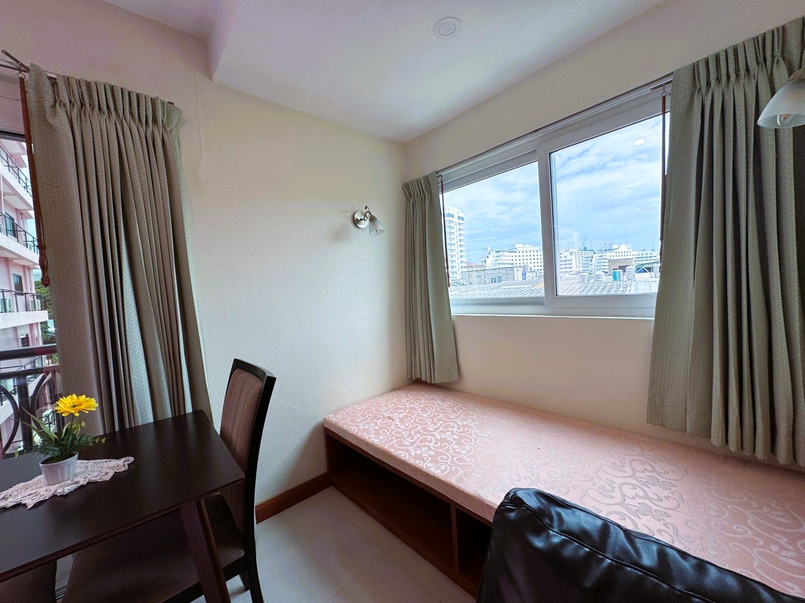 Like New Corner Unit 1 Bed 1 Bath Condo In Central Pattaya photo 31