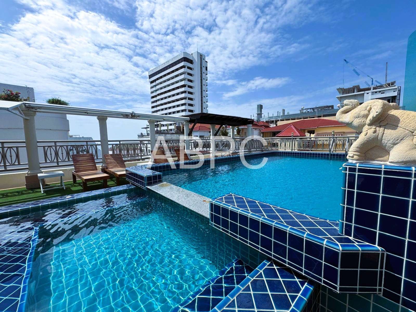 Like New Corner Unit 1 Bed 1 Bath Condo In Central Pattaya