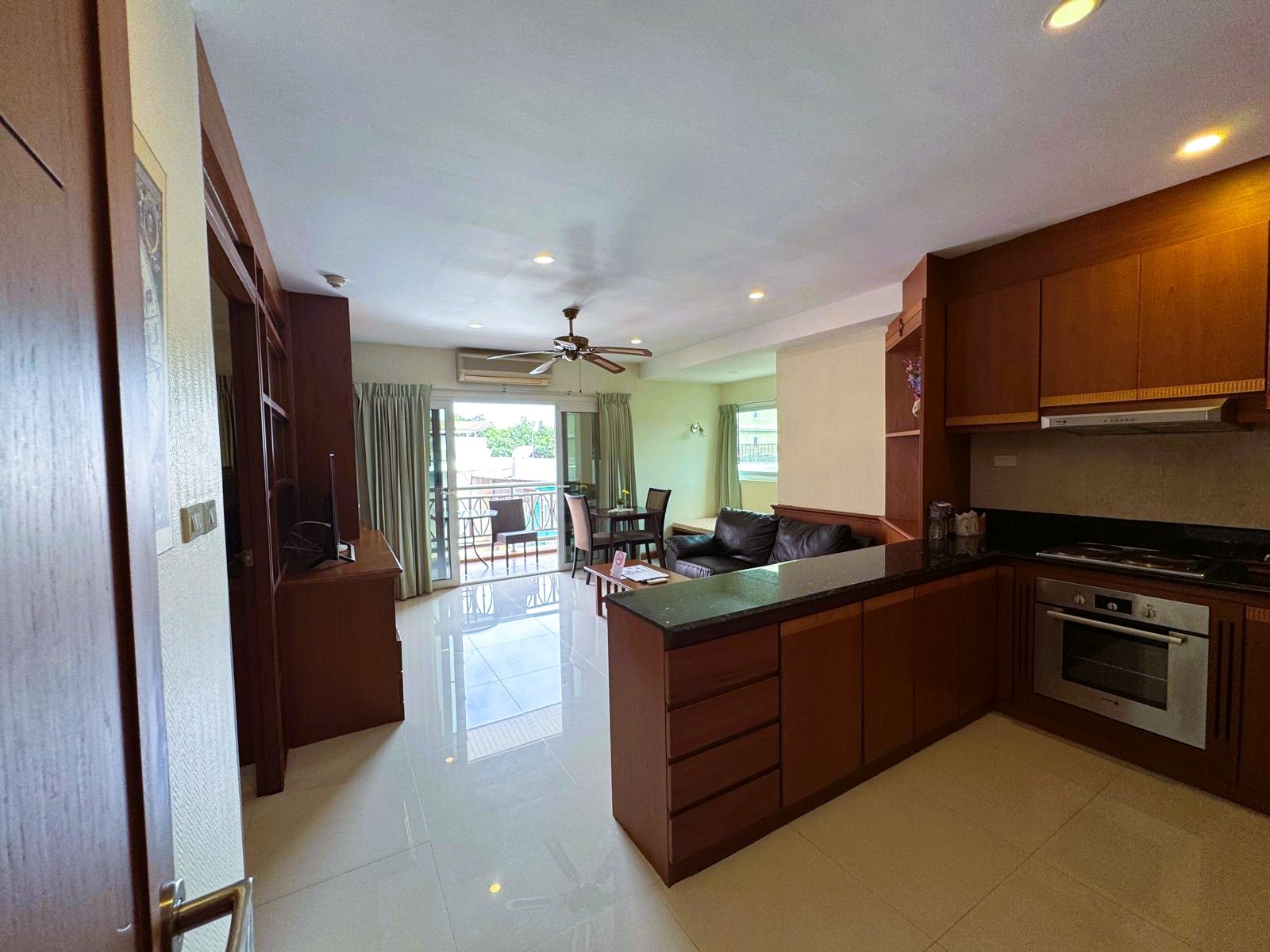 Like New Corner Unit 1 Bed 1 Bath Condo In Central Pattaya photo 23