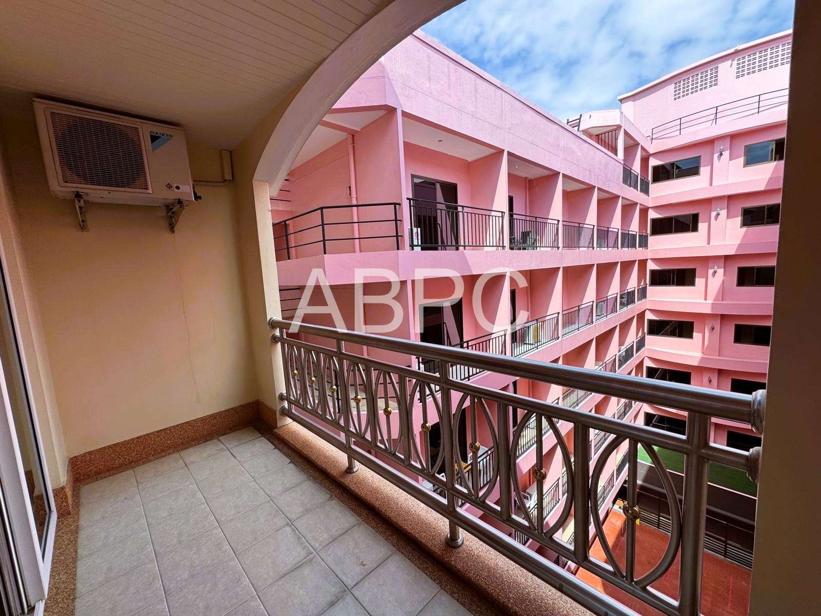 Large Like New 1 Bed 1 Bath Condo In Central Pattaya photo 5