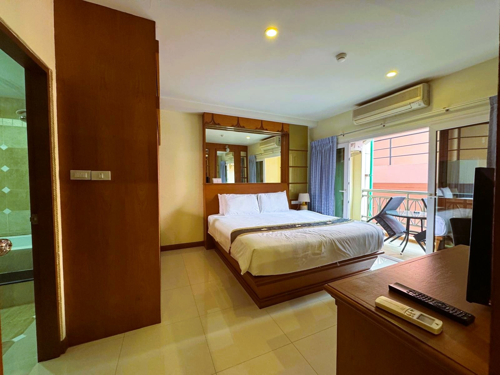 Large Like New 1 Bed 1 Bath Condo In Central Pattaya photo 23