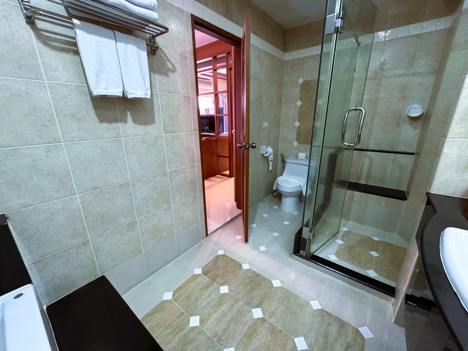 Large Like New 1 Bed 1 Bath Condo In Central Pattaya photo 27