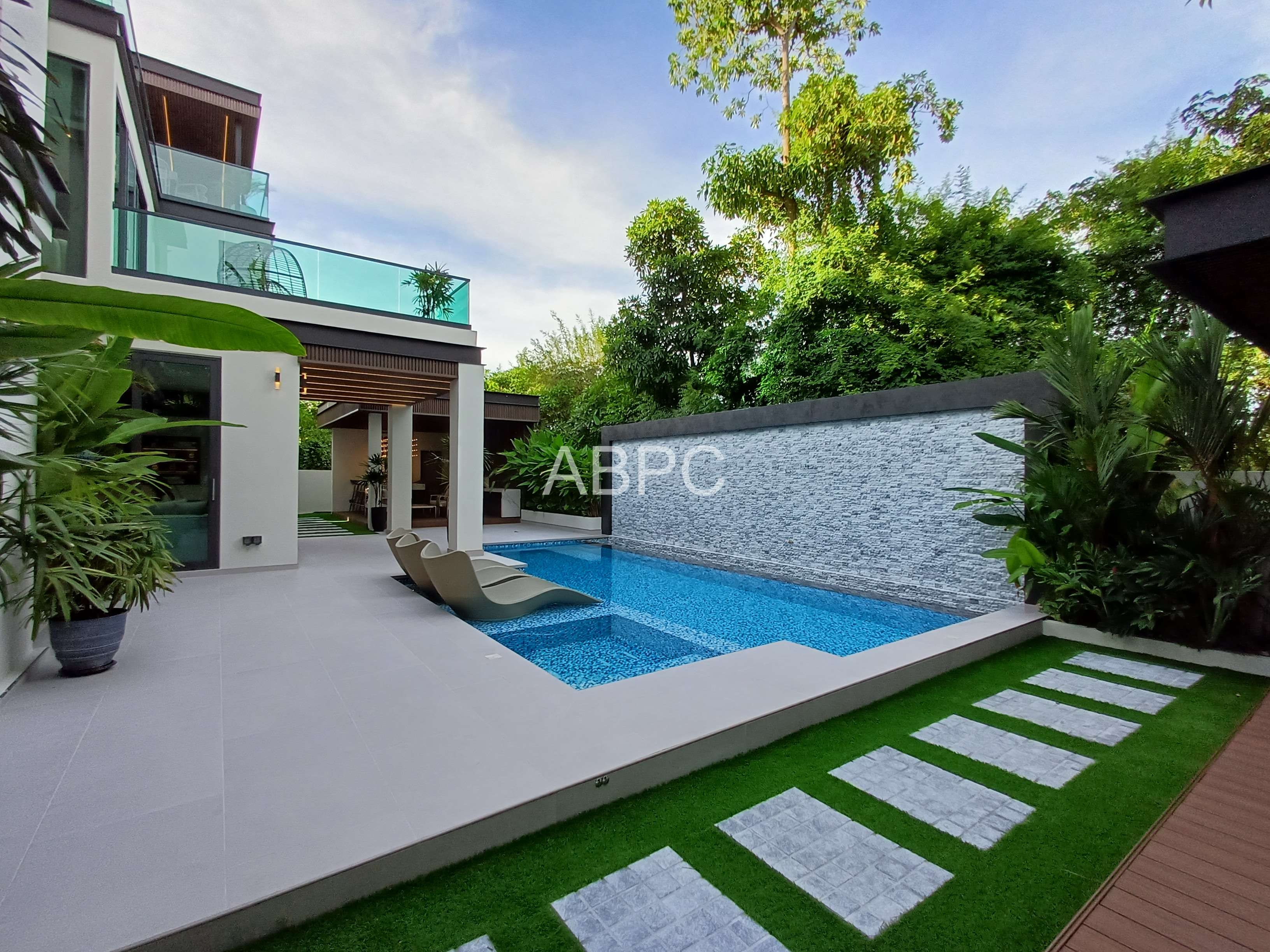 Luxury Pool Villa 3 story with a Private Elevator 6 bedrooms 9 bathrooms in Na Jomtien for Sale photo 21